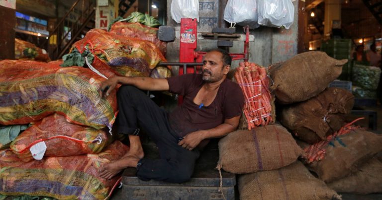 ट्रम्पको ट्यारिफहरूले भारतको सुस्त अर्थतन्त्रको लागि ताजा टाउको हार्द गर्दछ गरीबी र विकास