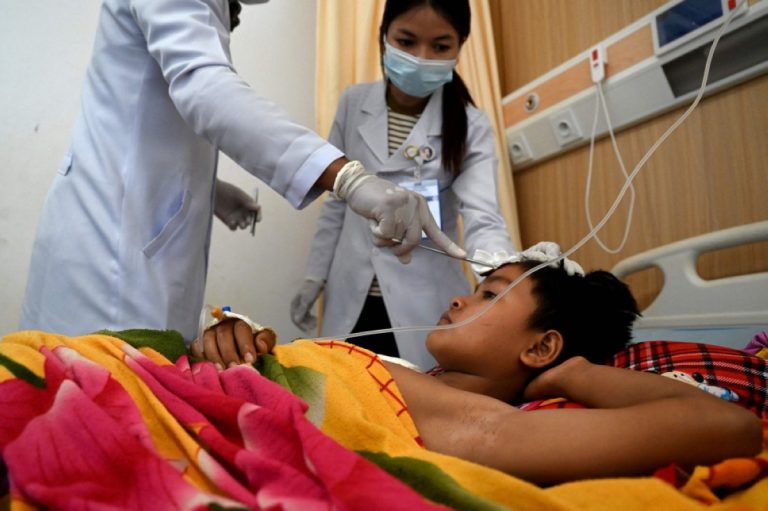 कम्बोडियन किसानहरूले चामल जोखिममा राख्छन्