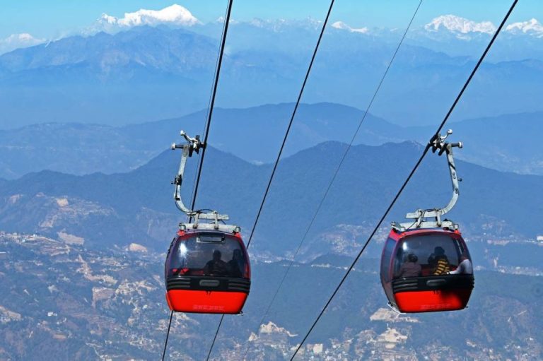 नेपाल समुदायले केबल कारबाट पवित्र जनहरू बचाउन झगडा गर्छ