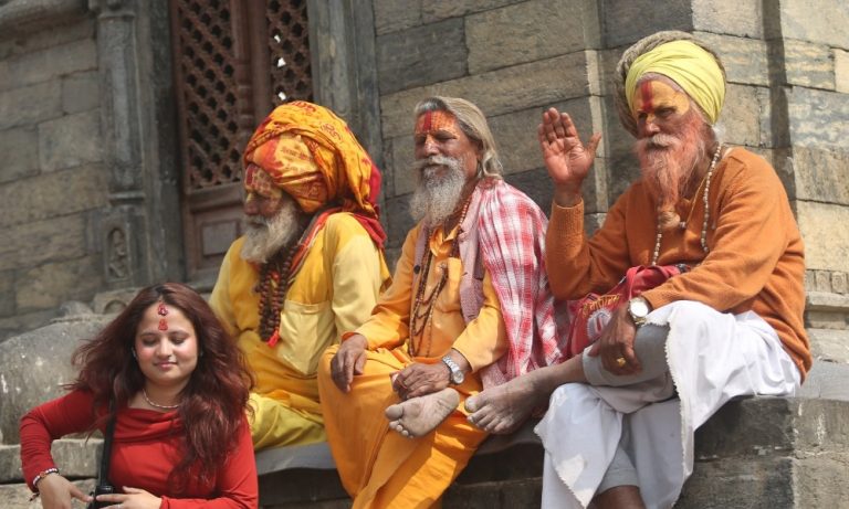 महाशिवरात्रि नजिकिएपछि पशुपतिनाथमा बढ्यो चहलपहल [तस्वीरहरू]