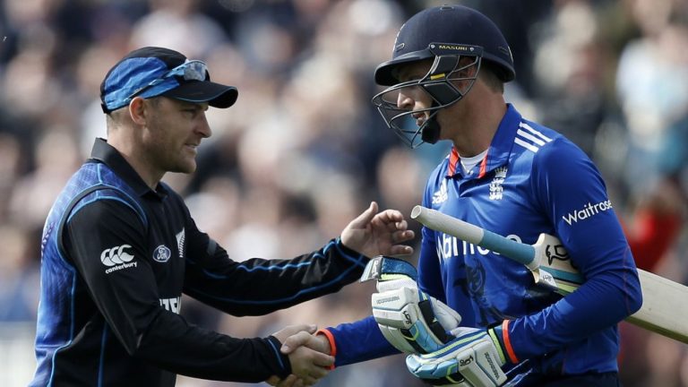 इ England ्ल्यान्ड व्हाइट-बल हेड क्राउन्ड म्याडन्डन म्यान्डन म्याक्सोले नयाँ युग सुरुको रूपमा मनोरन्जन गर्दछ