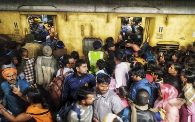 भारतमा नयाँ दिल्ली रेलवे स्टेशन मा एक stamapeve पछि 1 people व्यक्तिको मृत्यु भयो