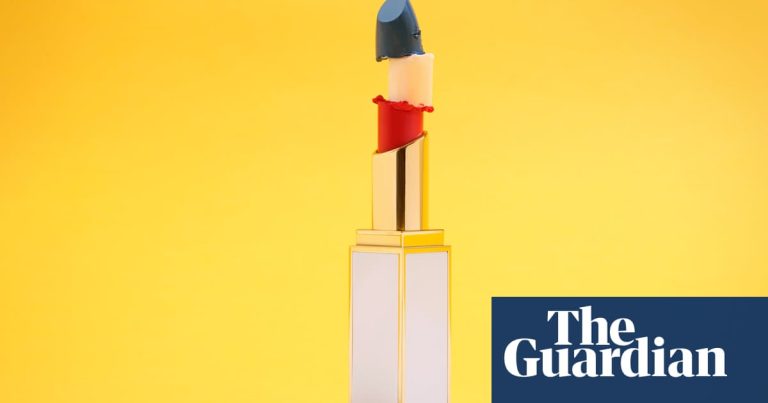 फ्रान्सेली शैलीको सौन्दर्यको लागि कुञ्जी? यसलाई न्यूनतम र प्रयास गर्नुहोस्। क्रमबद्ध … | लिपस्टिक