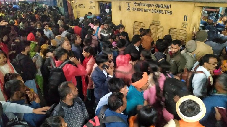 भारतमा नयाँ दिल्लीको नयाँ दिल्ली रेल स्टेशनमा crilit मा झिक्नका लागि 1 15 जनाको बच्चा यातायात समाचार