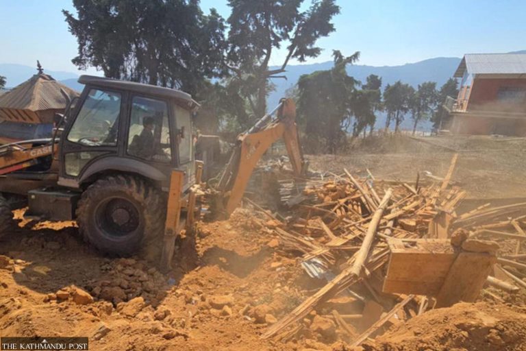 सेनाले डोलाखामा यसको भूमिबाट अतिक्रमण गर्दछ
 Rd Cretion