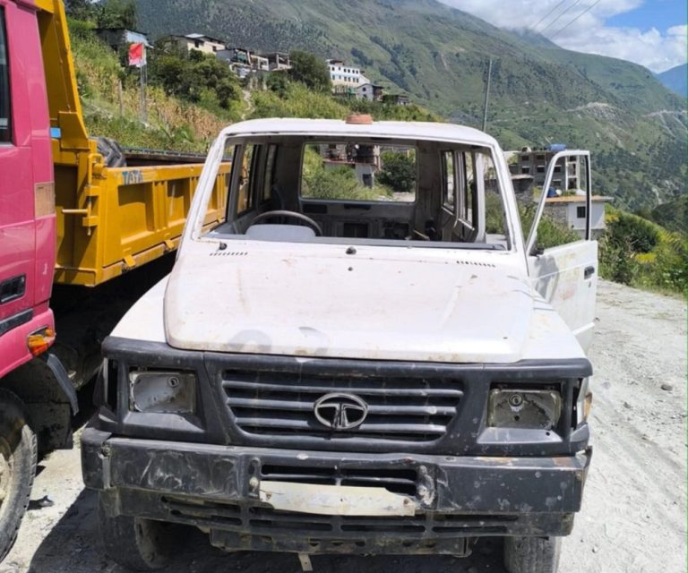 कवाडमा थन्काइएको एम्बुलेन्स मुगु अस्पतालले सञ्चालनमा ल्याउँदै : RajdhaniDaily.com