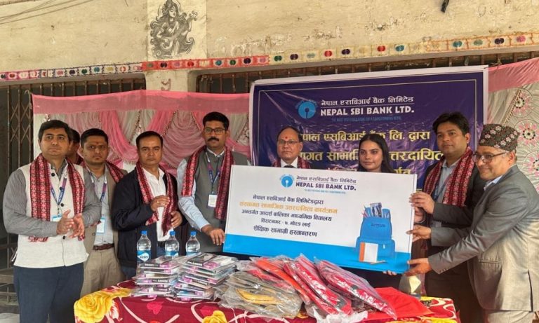 एसबिआई बैंकद्वारा स्कुल ब्याग तथा शैक्षिक सामग्री हस्तान्तरण