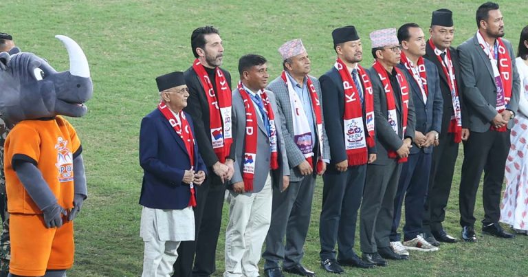 केपी ओली कप हेर्दै प्रधानमन्त्री ओली