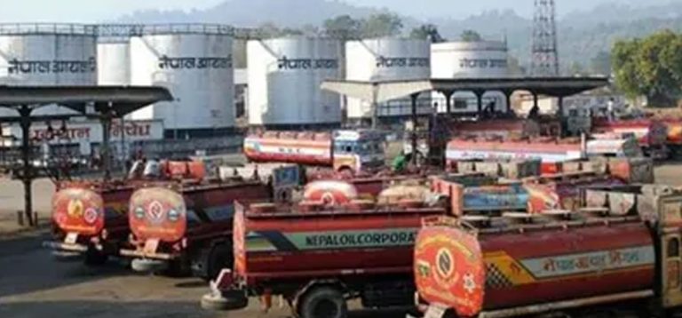 वीरगञ्ज नाकाबाट भित्रियो १ खर्ब २२ अर्बको पेट्रोलियम पदार्थ