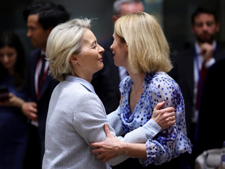 EU ले सिरियन संक्रमणलाई खतराको चेतावनी दिन्छ जब एड्सडीमा अरबौंमा सिरियाको युद्ध