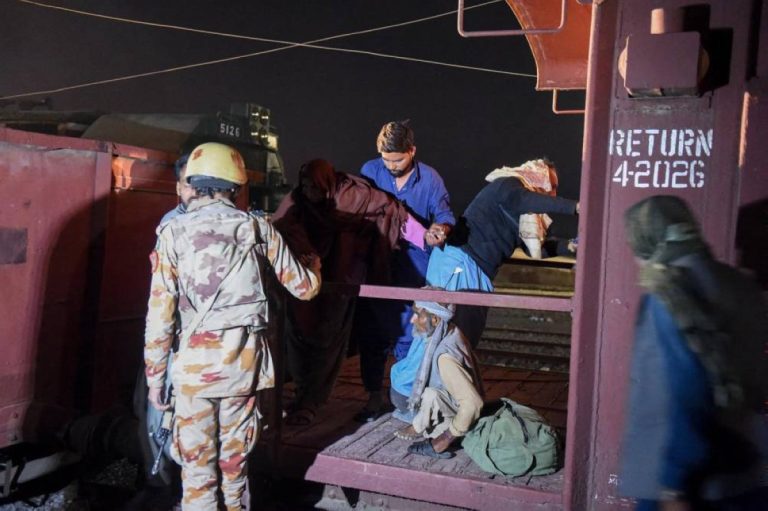 1 155 बन्धकहरूले 2 27 जना आतंकवादीहरू पाकिस्तान ट्रेन सजीजमा मारिए