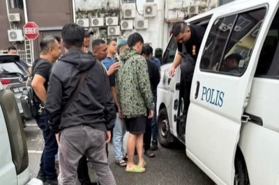 एसएसराक पुलिसले ईन्जिन पुनर्जीवित र ठूलो निकास आवाज निकाल्ने भाइरल Supok Brawl मा पाँच पुरुषहरूलाई आक्रमण गरे