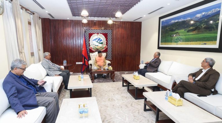 संविधानको रक्षाका लागि उपयुक्त वातावरण बनाउने विषयमा तीन शीर्ष नेताबीच छलफल