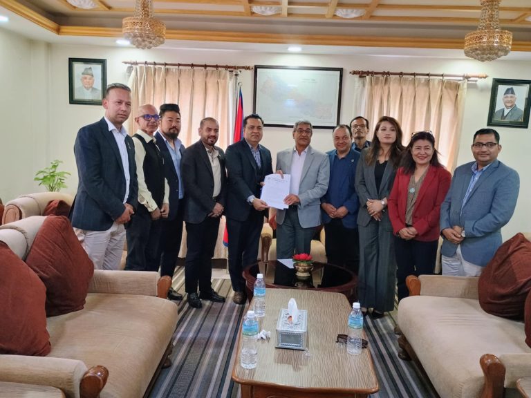 संविधानतः पाउने अधिकार प्रदान गर्न सरकारले कञ्जुस्याइँ गर्दैन :  गृहमन्त्री लेखक