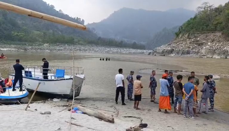 कोशीमा नुहाउने क्रममा मामा–भान्जा बेपत्ता !